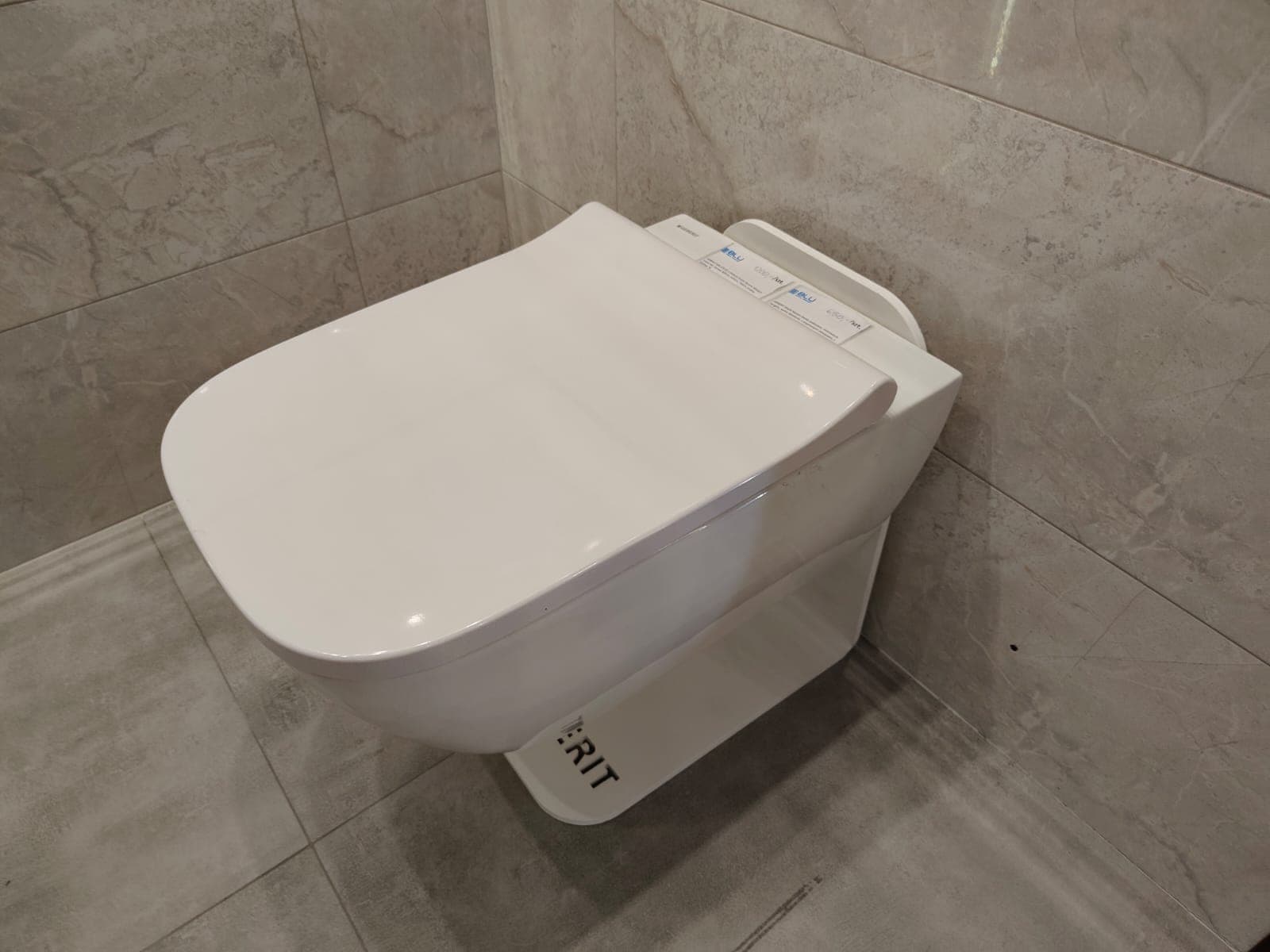 GEBERIT 500.683.00.2 Geberit Smyle Square Zestaw wiszącej miski WC, lejowa, B35.5cm, H37.5cm, T54cm, ukryte mocowania, Rimfree, z deską Duroplast   *6  P - Powystawowy Nowy Sącz