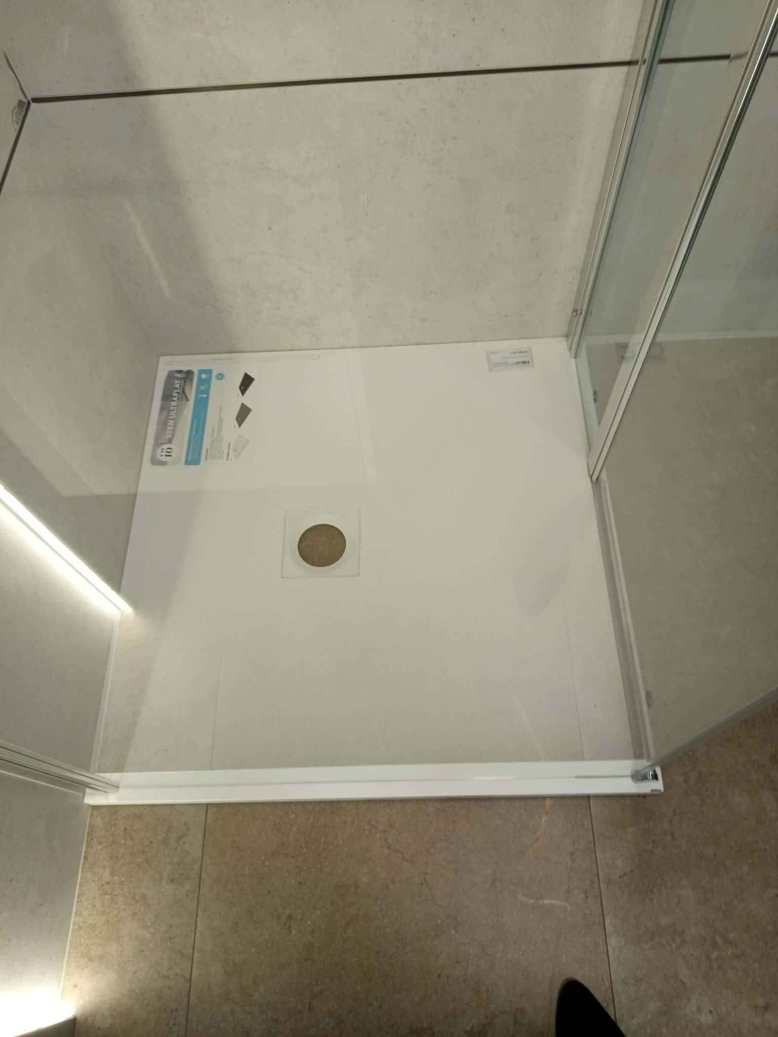 IO brodzik mineralny STEN 90x90 kwadratowy (w zestawie syfon i kratka ze stali nierdzewnej) biały 000 STEN90KWABIA - Powystawowy Ciechanów