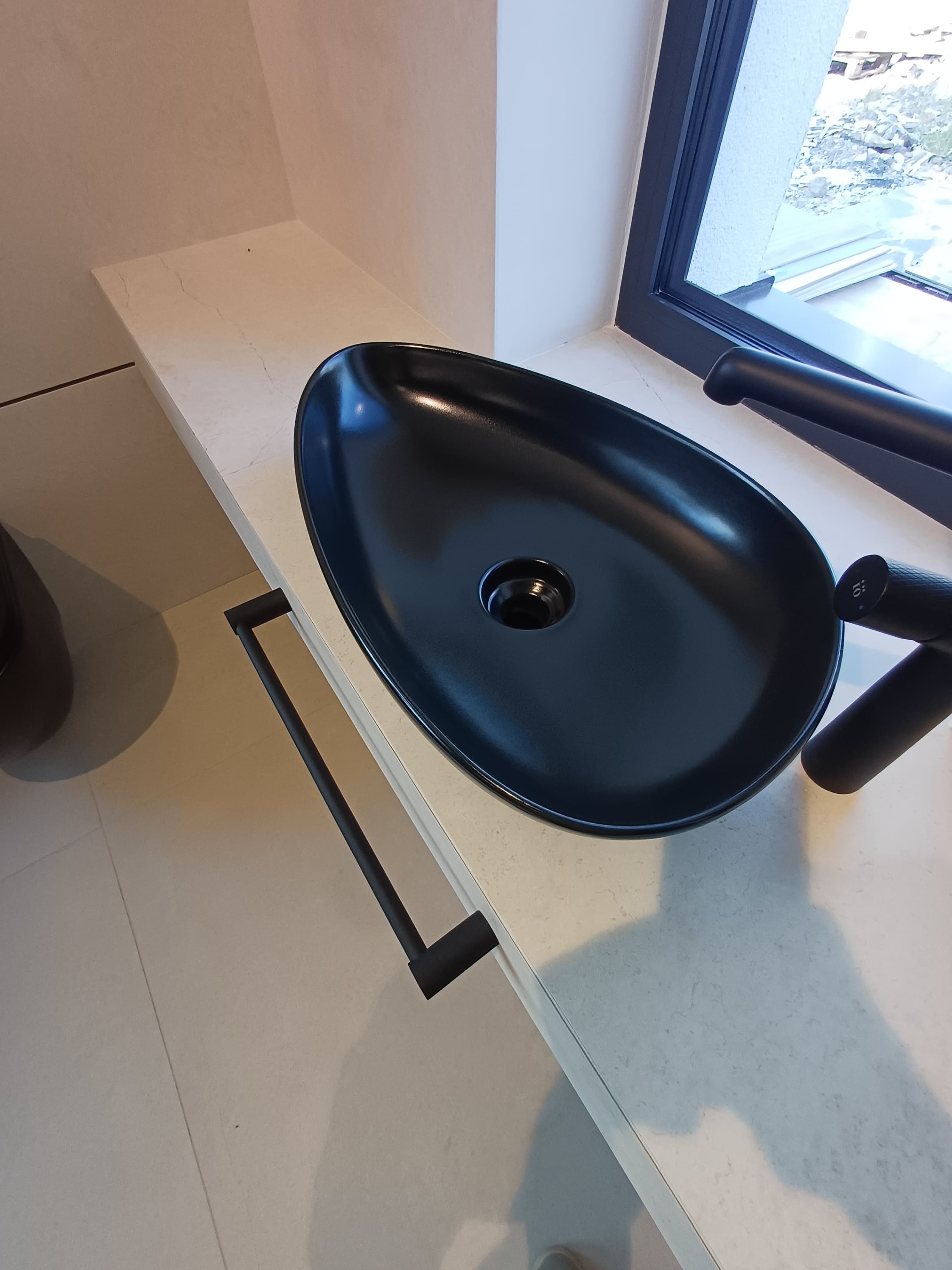 IO umywalka nablatowa  TROMSO SLIM II  58x37 mat czarny bez otw. na bat., bez przelew. osłona korka w kpl. z powłoką CLEAN PLUS+ CS.TRII.CZ.1114.04.125 *28 *W  **ekspo - Powystawowy Łaziska Górne