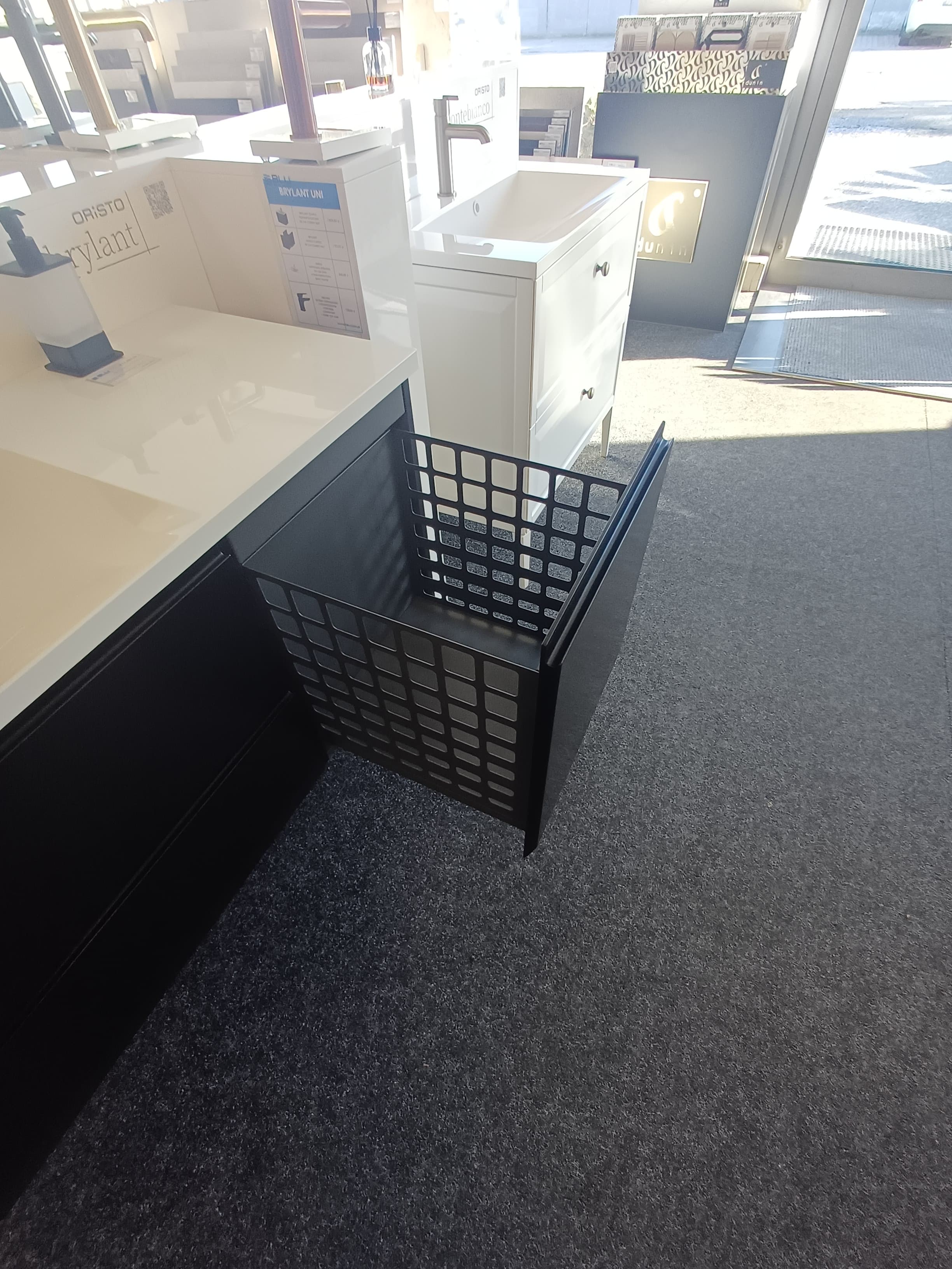 ORISTO BRYLANT UNI - SZAFKA NISKA BOCZNA 40CM JEDNA SZUFLADA KOLOR: CZARNY MAT KOSZ W KOMPLECIE OR36-SN1S-40-8-V3 - Powystawowy Katowice