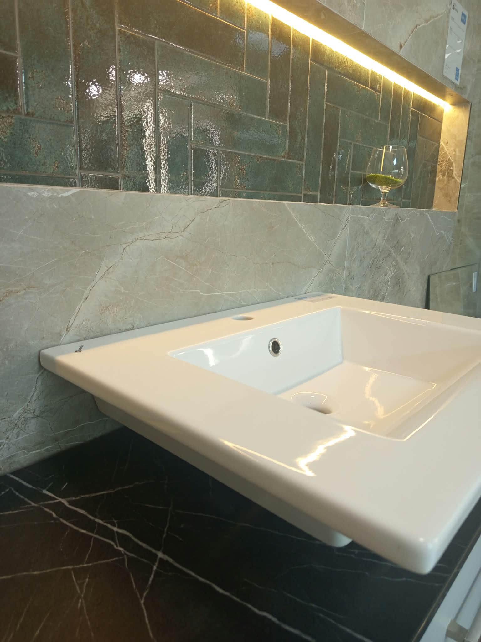 IO LUGANO Umywalka meblowa lub do montażu ściennego - 615x475 mm z otworem na baterię na środku z otworem przelewowym z powłoką CLEAN PLUS+ biała AZUMLUG.1161.01.126 *25  *W  **ekspo - Powystawowy Ciechanów