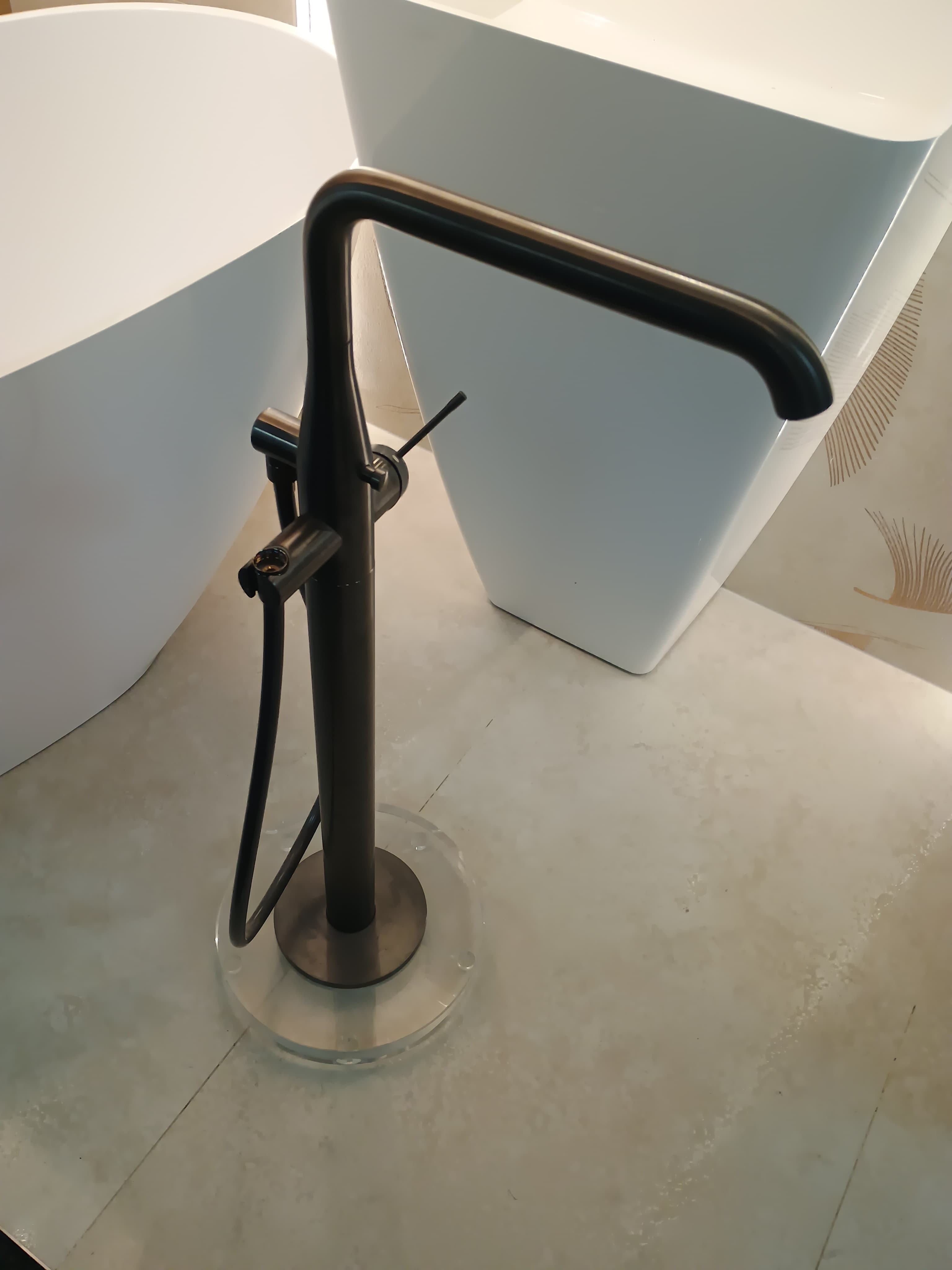 GROHE 23491AL1 ESSENCE Wolnostojąca bateria wannowa brushed hard graphite - Powystawowy Łódź Zgierska