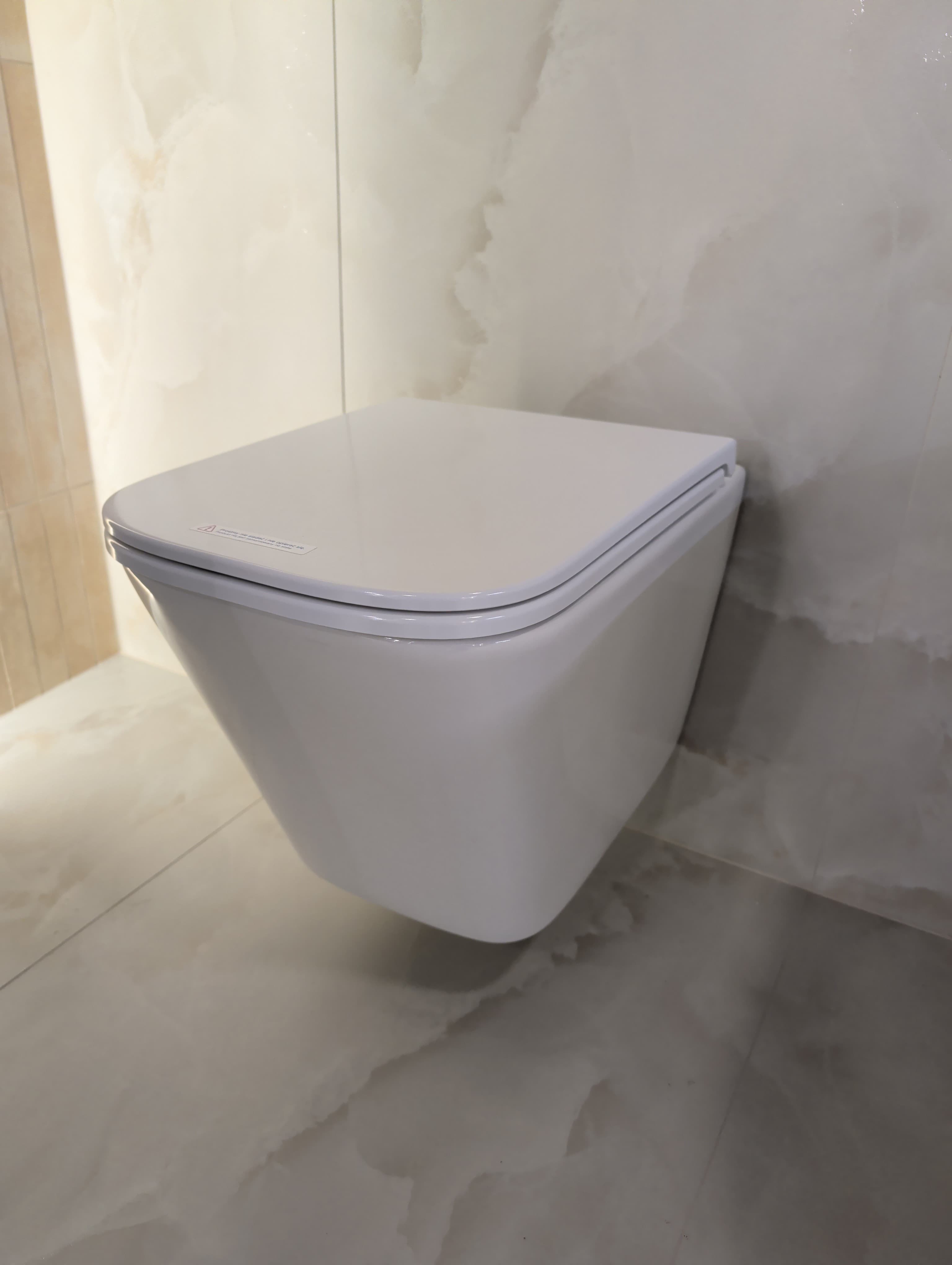 IO GOL PLUS miska wc wisząca Spin Flux plus 490x340x385 mm zabudowana od dołu z deską slim wolnoopadającą z funkcją łatwego wypinania CE.GOLSF.490.102E-UQ3.I - Powystawowy BLU Salon Łazienek Jelenia Góra