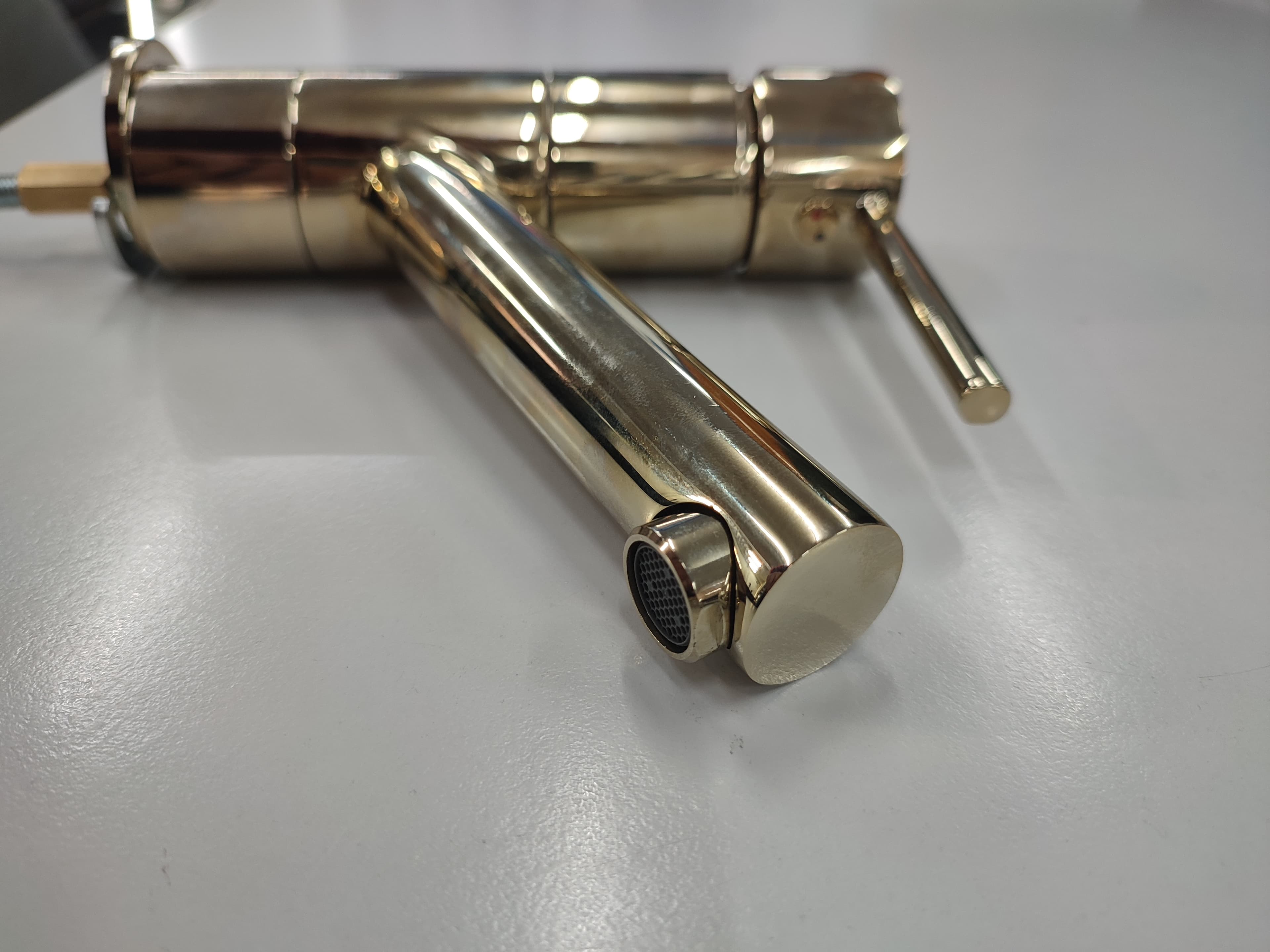 FDESIGN FLUSSO Bateria umywalkowa z korkeim click-clack i ruchoma wylewką  złoty FD1-FLS-2A-55 - Powystawowy Skierniewice