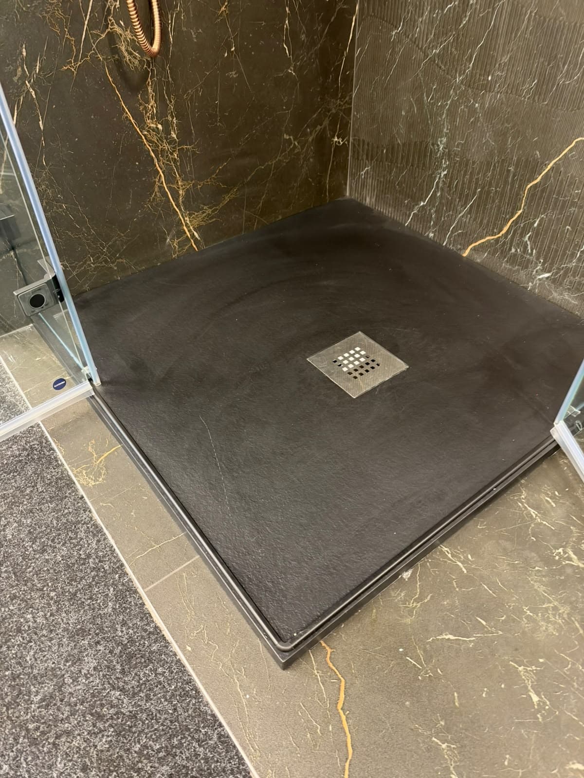 IO brodzik mineralny STEN 90x90 kwadratowy (w zestawie syfon i kratka ze stali nierdzewnej) czarny 002 STEN90KWACZA  **ekspo - Powystawowy BLU Salon Łazienek Jelenia Góra