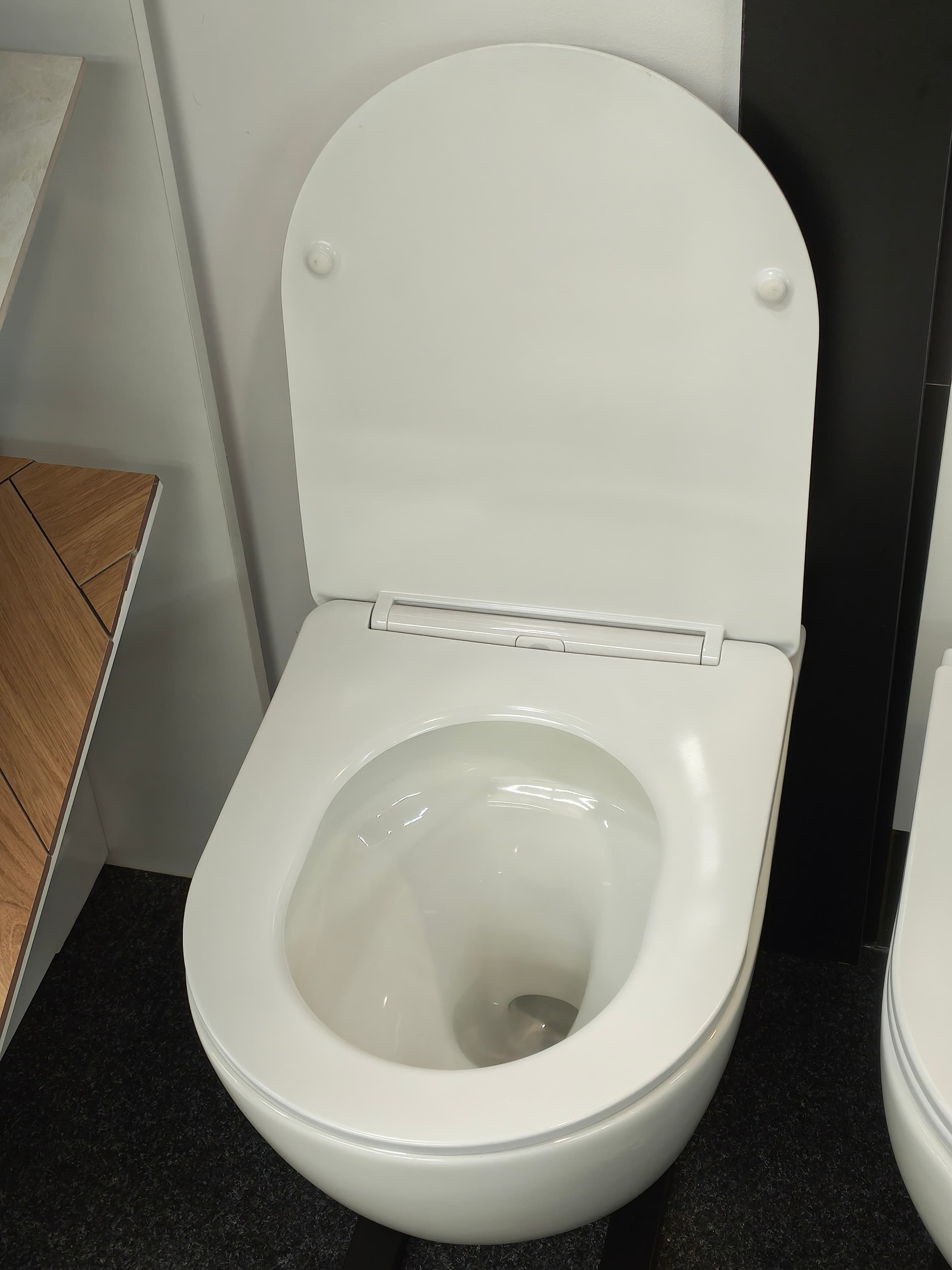 IO FROYA miska wc wisząca Spin Flux 490x365 mm z deską slim wolnoopadającą z funkcją łatwego wypinania CE.FROWC.SF490 *W dostęna na indeksie CE.FROSF.490.046E.UQ3.I **ekspo - Powystawowy Poznań