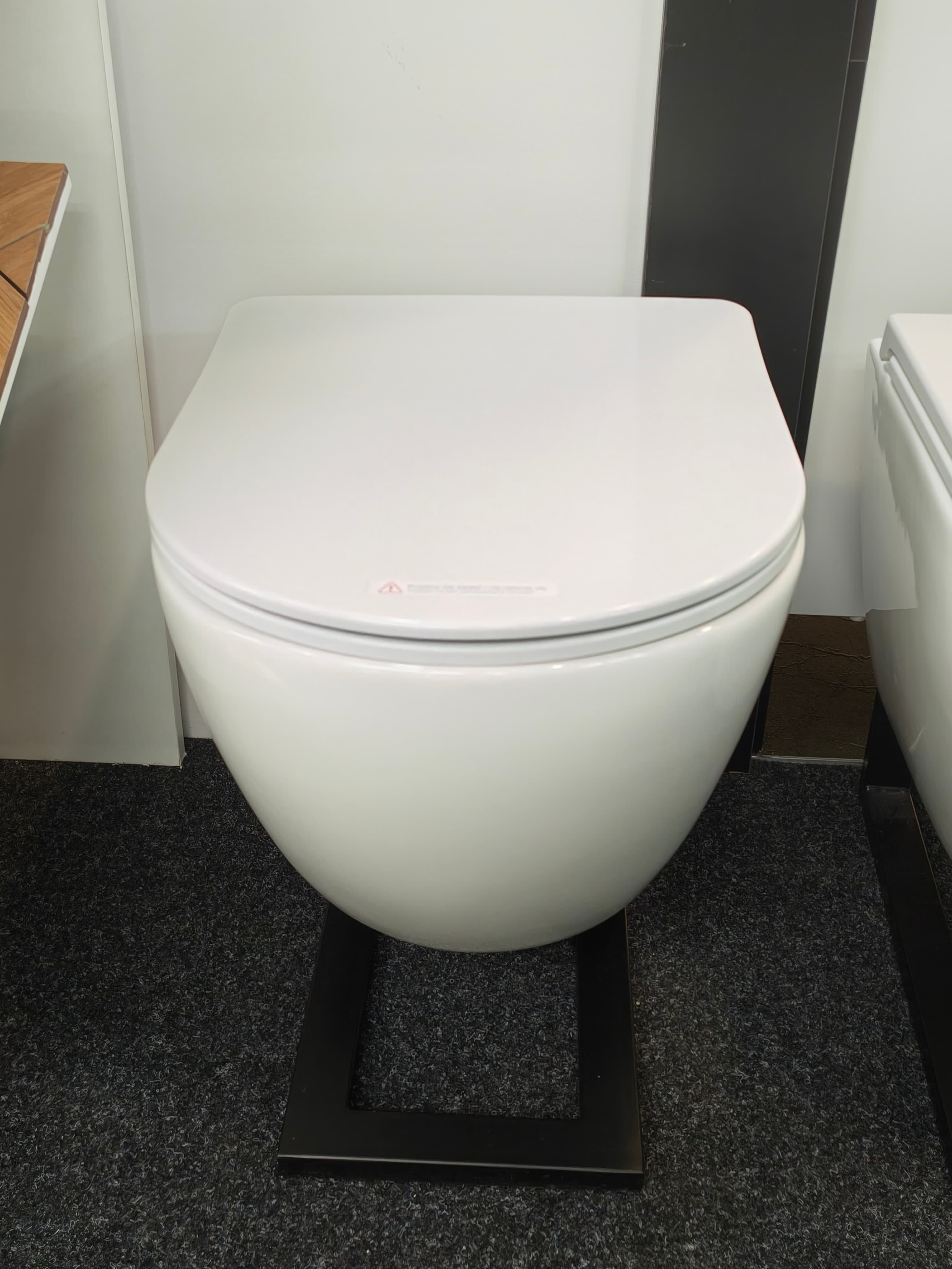 IO FROYA miska wc wisząca Spin Flux 490x365 mm z deską slim wolnoopadającą z funkcją łatwego wypinania CE.FROWC.SF490 *W dostęna na indeksie CE.FROSF.490.046E.UQ3.I **ekspo - Powystawowy Poznań