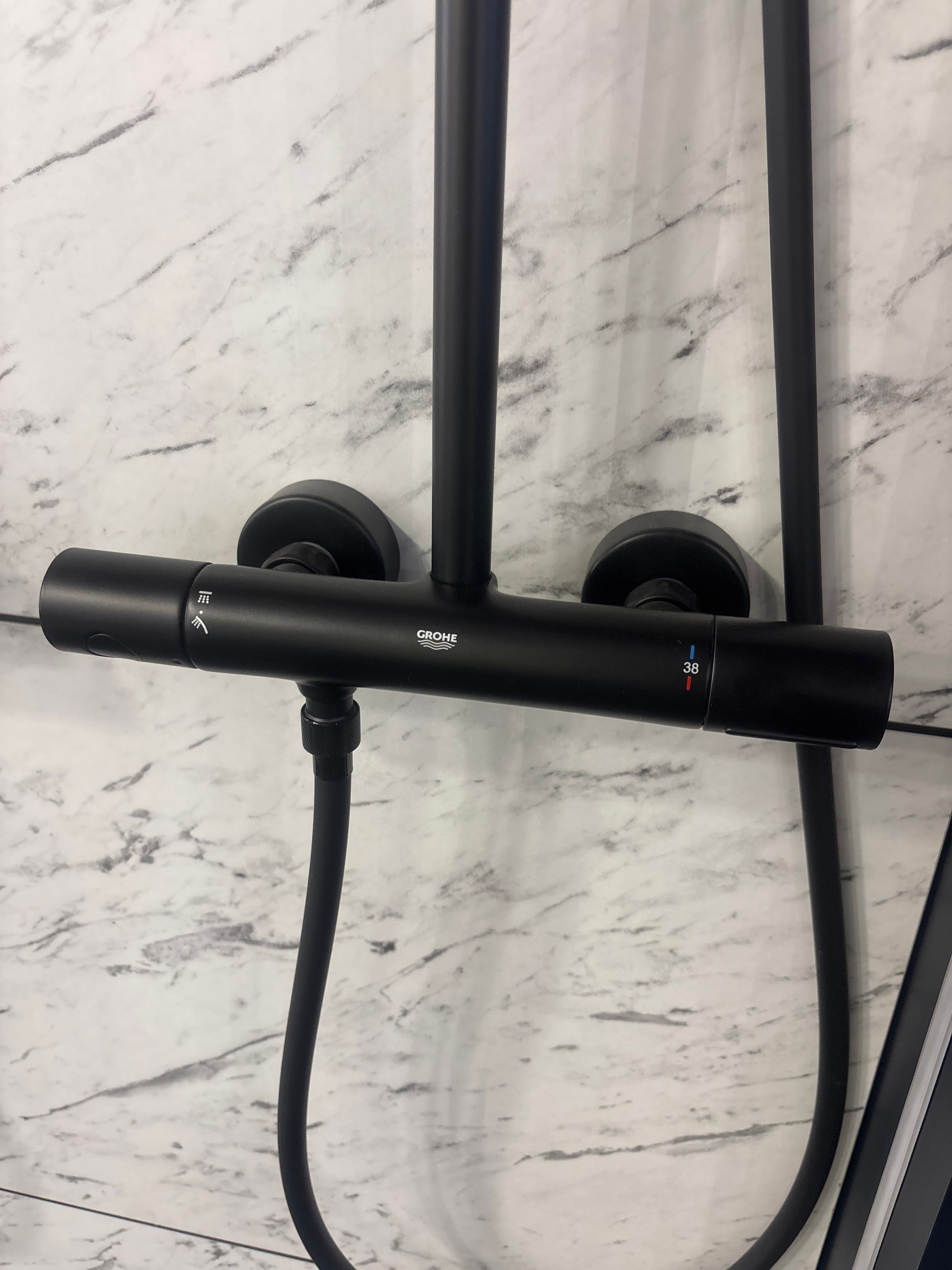 GROHE 266702431 TEMPESTA SYSTEM 250 System prysznicowy z termostatem do montażu ściennego matte black - Powystawowy Łódź Pojezierska