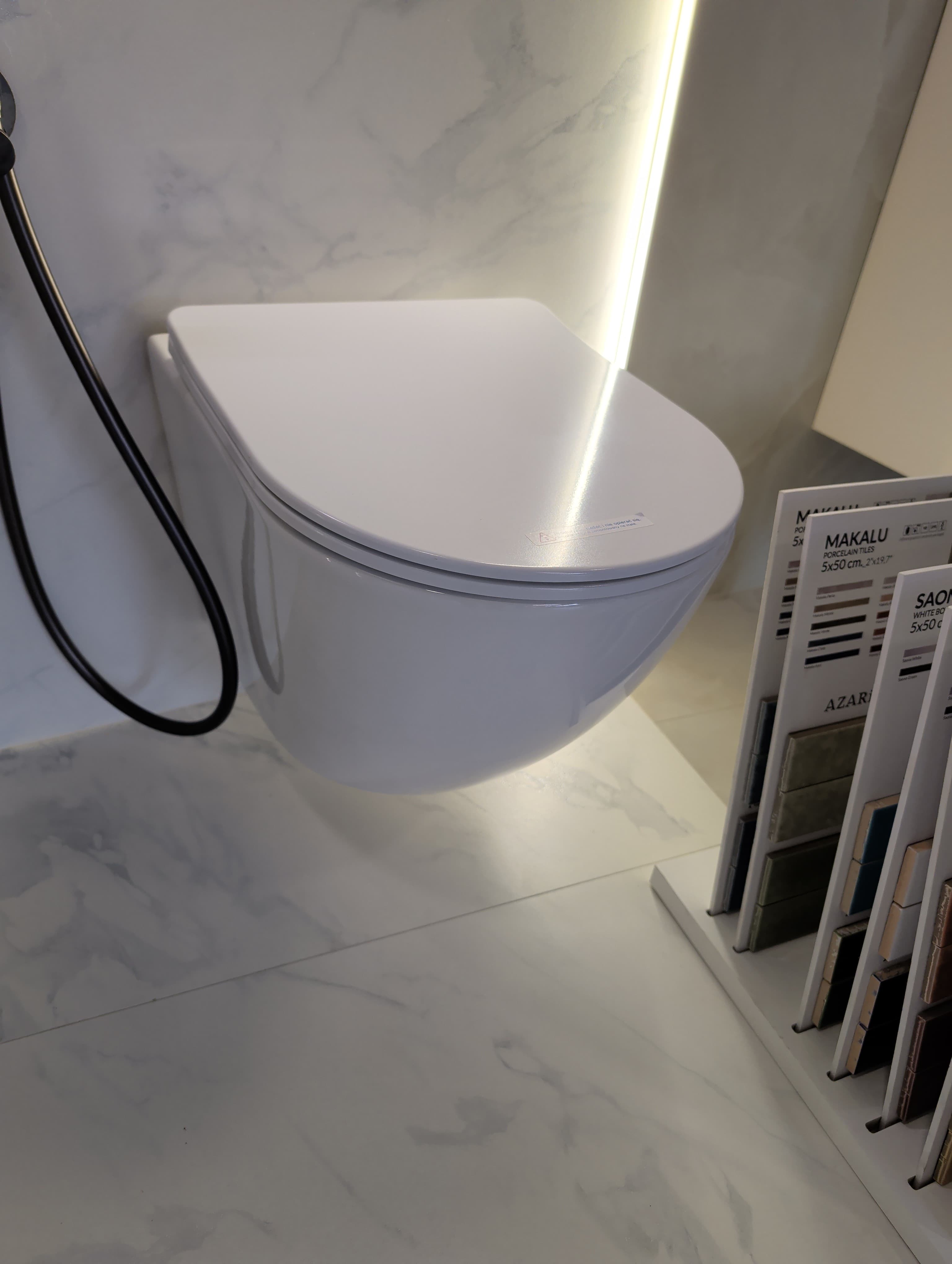 IO FROYA miska wc wisząca Spin Flux 490x365 mm z deską slim wolnoopadającą z funkcją łatwego wypinania CE.FROWC.SF490 *W dostęna na indeksie CE.FROSF.490.046E.UQ3.I **ekspo - Powystawowy BLU Salon Łazienek Jelenia Góra
