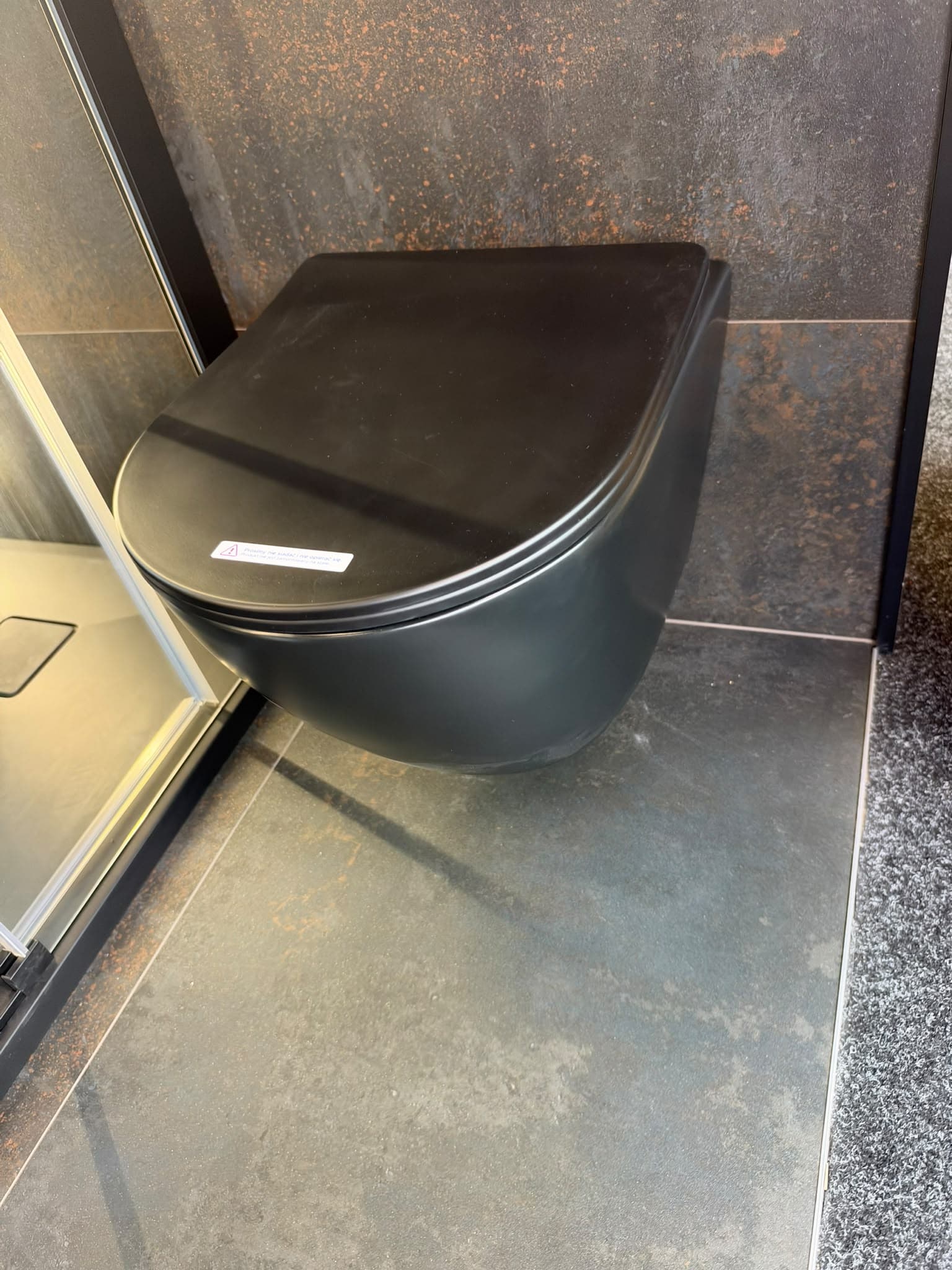 IO FROYA BLACK miska wc wisząca Rimless 490x365 mm z deską slim wolnoopadającą z funkcją łatwego wypinania CE.FRO.BL.WC490 *16 *W ( zamiennik MUFI PLUS BLACK MAT - CE.MUFSF.490.093E-UQ3.BM.I ) **ekspo - Powystawowy BLU Salon Łazienek Jelenia Góra